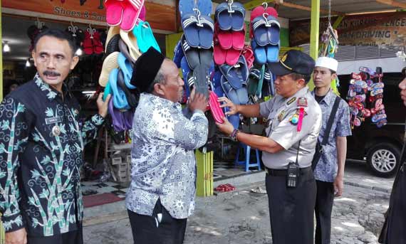 Pejabat Muspika Manyar ketika razia sandal berlafadz Allah. foto: syuhud/BANGSAONLINE