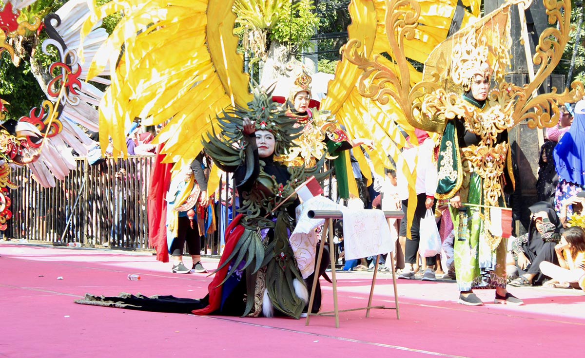Penampilan salah satu peserta Pasuruan Art Street Carnival 2023 dengan gaun yang dirancang khusus.
