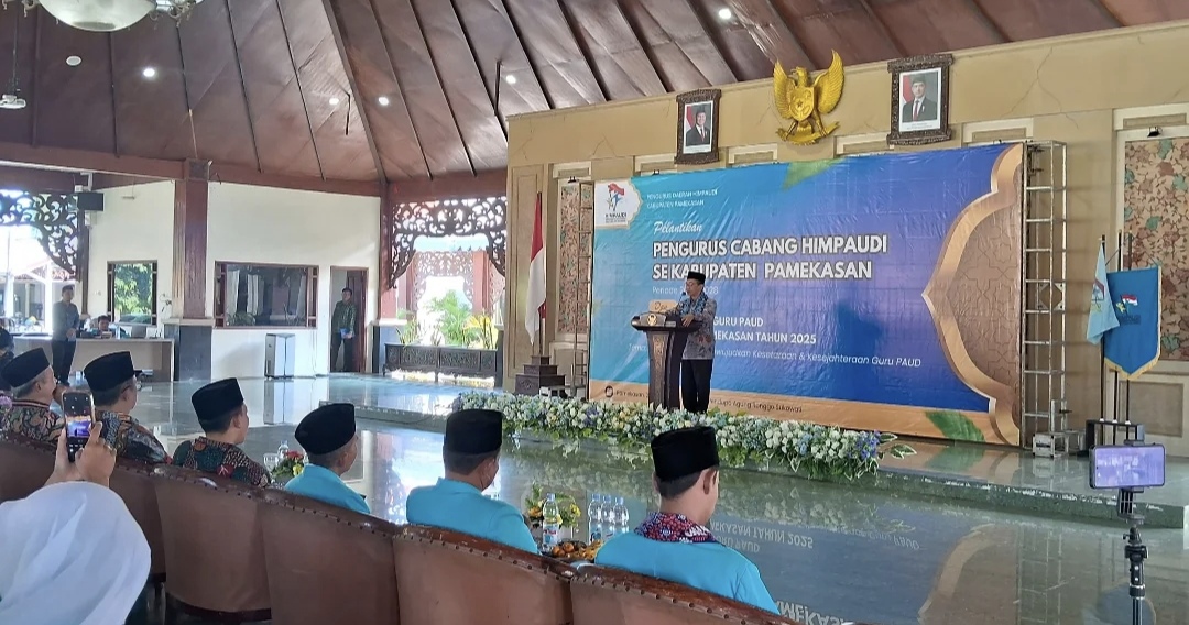 Bupati Pamekasan, Kholilurahman saat memberi sambutan di acara pelantikan pengurus HimPAUDi se-Pamekasan