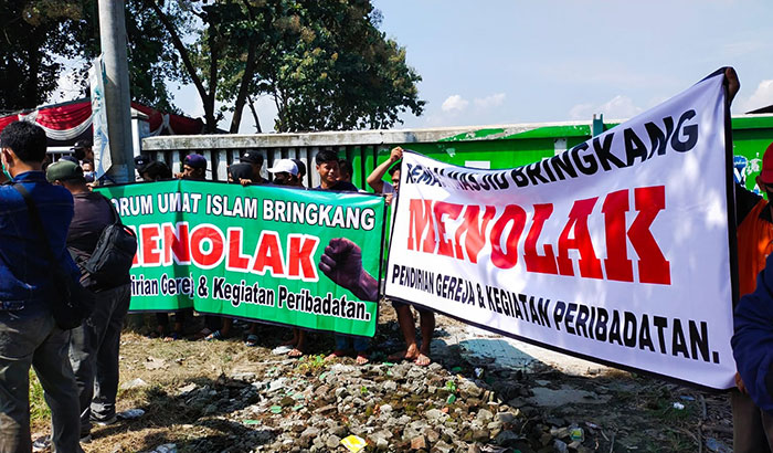 Datangi Gudang, Warga Bringkang Gresik Hentikan Ibadah Umat Katolik