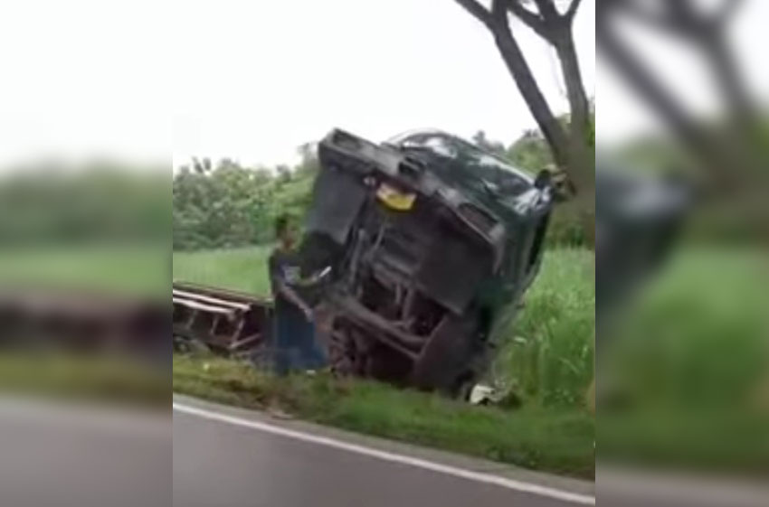 Kondisi truk trailer yang mengalami rem blong dan menyebabkan kecelakaan di Desa Malasan Kulon, Kecamatan Leces, Kabupaten Probolinggo.