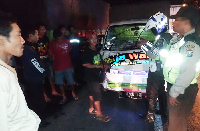Petugas mengamankan pick up beserta sopirnya.