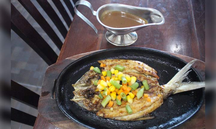 Nikmatnya Steak Bandeng di Rumah Makan Asap-Asap Sidoarjo