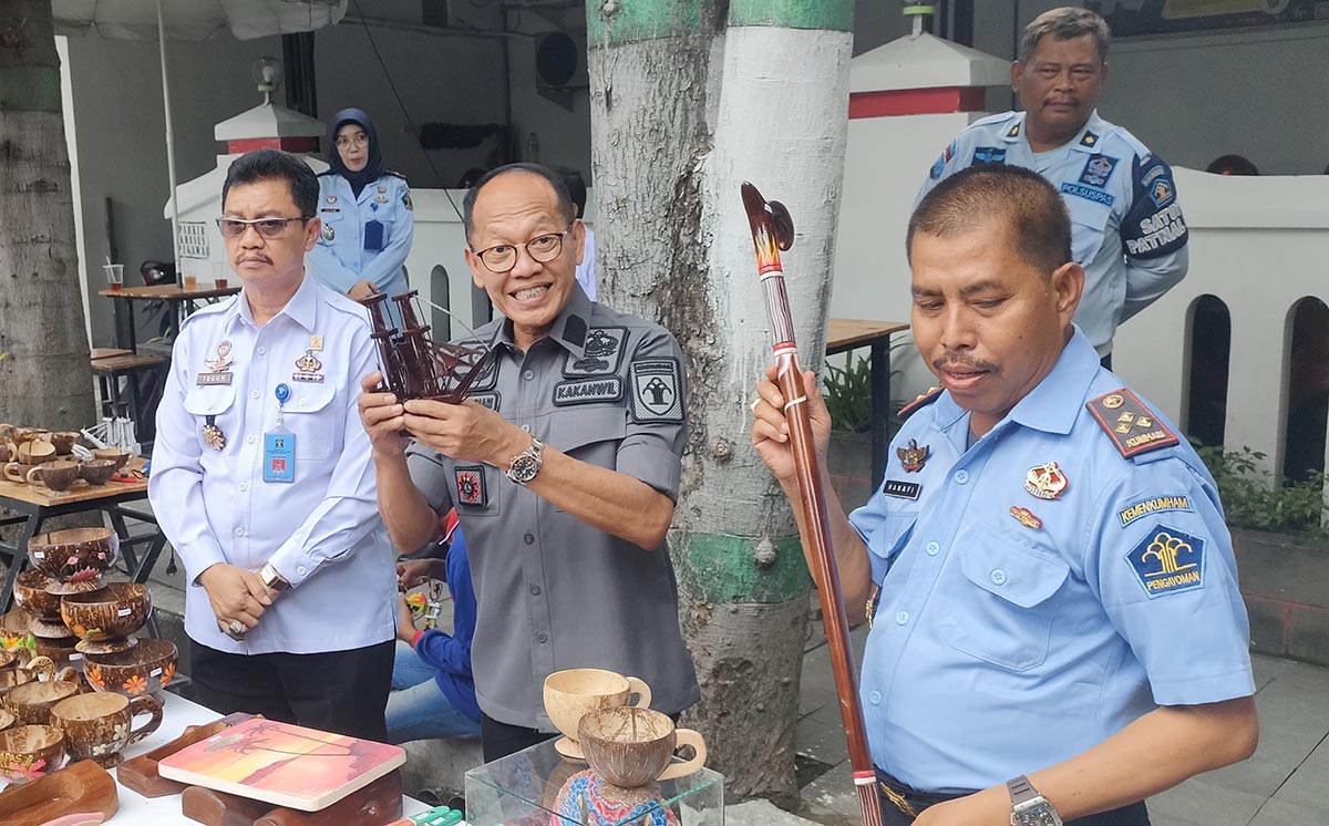 Kakanwil Kemenkumham Jatim Apresiasi Pernak-pernik Karya WBP Kediri