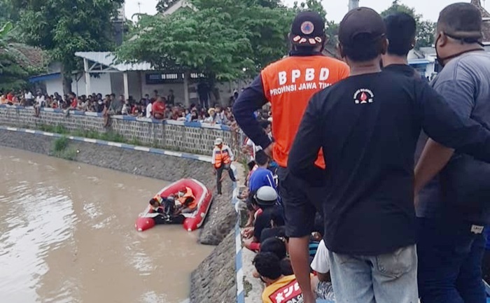 Anggota BPBD Jombang sedang melakukan pencarian korban tenggelam.