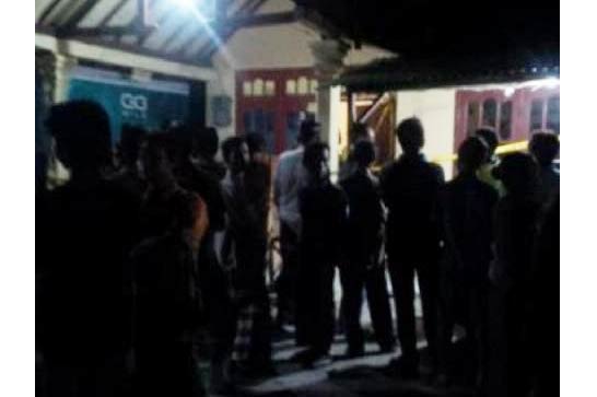 Warga yang penasaran dan berkerumun di depan rumah korban. (istimewa)