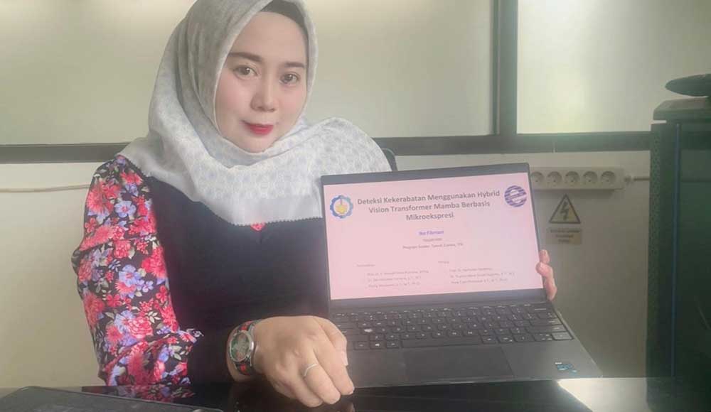 Ike Fibriani menjelaskan tentang disertasinya yang berjudul Deteksi Kekerabatan Menggunakan Hybrid Vision Transformer Mamba Berbasis Mikroekspresi. Foto: Ist.