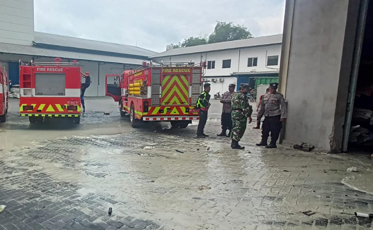 Empat mobil pemadam kebakaran harus didatangkan untuk memadamkan api yang membakar Gudang Beras CV Sumber Pangan. Foto: Ist.