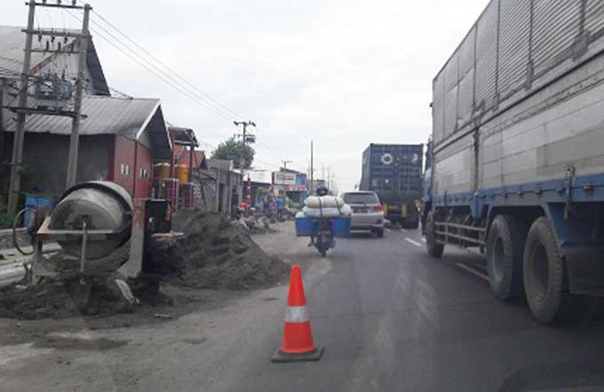 Kendaraan besar yang melintas di perempatan Duduksampeyan. foto: SYUHUD/ BANGSAONLINE.
