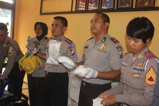 Kapolres Tuban, AKBP Guruh Arif Dermawan (dua dari kiri) bersama Wakapolres tuban, Kompol Ali Mahfud dan sejumlah perwira lain saat menunjukkan barang bukti. (foto: suwandi/BANGSAONLINE)