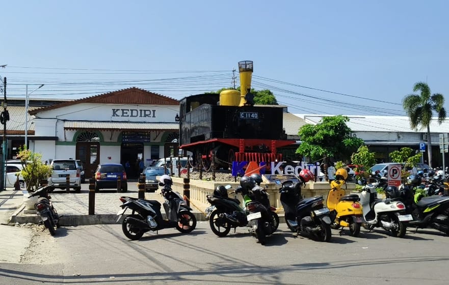 Batas kepemilikan asset pemerintah Kota Kediri yang disebut sampai di depan Monumen Lokomotif yang berada tepat di depan Stasiun Kediri. Foto: Muji Harjita/BANGSAONLINE