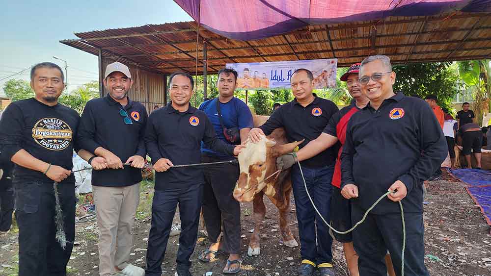 Kepala Pelaksana BPBD Jatim, Gatot Soebroto (tiga dari kanan) didamping para pejabat BPBD Jatim saat akan penyembelihan hewan kurban. Foto: Devi Fitri Afriyanti.
