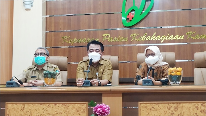 Kadinkes Jombang dr Budi Nugroho (tengah), didampingi Ketua Komda KIPI Jombang dr Suwarsih dan Direktur RSUD Jombang dr Pudji Umbaran.