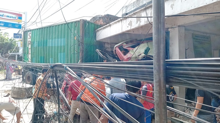 Kecelakaan Maut di Pertigaan Bungah Gresik, Pengemudi Ertiga Tewas Tergencet Bodi Truk Kontainer