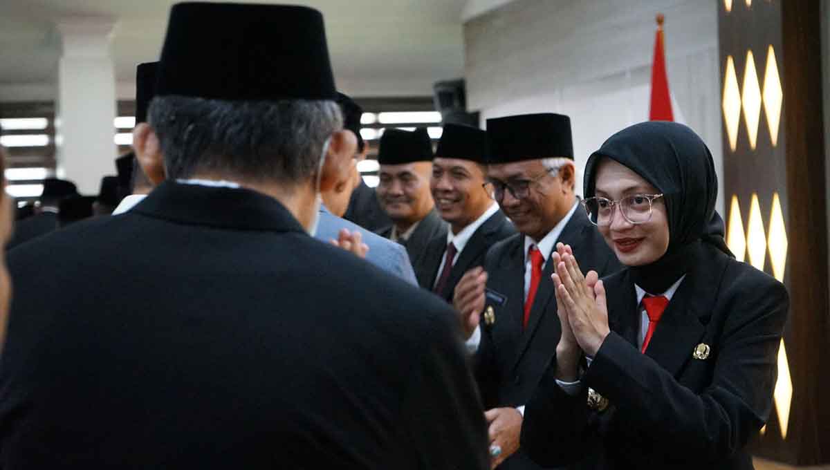 Wali Kota Kediri saat memberi ucapan selamat kepada pejabat yang baru dilantik. Foto: Ist
