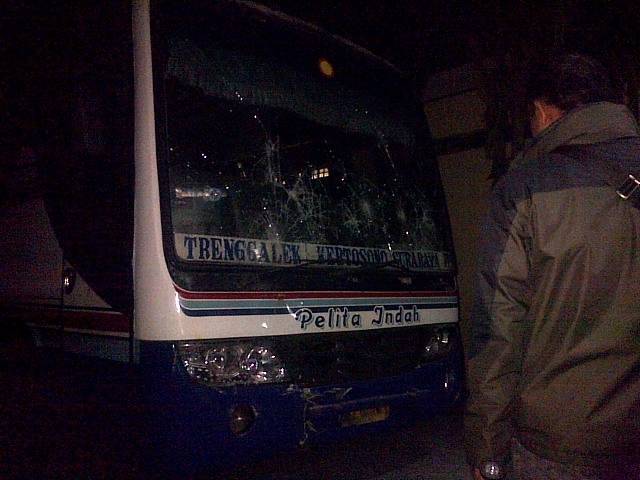 PECAH - Kaca depan bus Pelita Indah yang berantakan setelah dirusak massa akibat bus menabrak pengendara motor, di Jalan Raya Kediri menuju Tulungagung, tepatnya di Desa Rembang, Kecamatan Ngadiluwih Kabupaten Kediri, Sabtu (6/9/2014) malam. foto : arif kurniawan/BangsaOnline