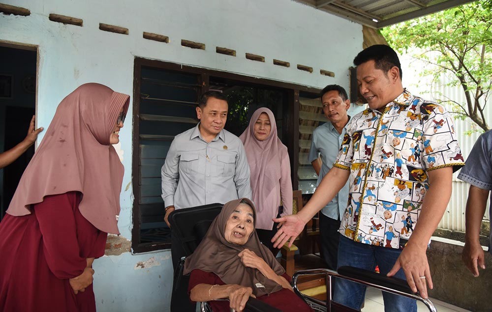 Bupati Subandi saat menyerahkan bantuan kursi roda ke warga, Minggu (17/5). Foto: Ist.