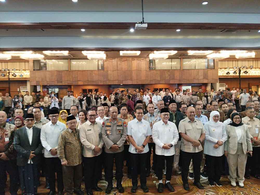 Menko Pangan Zulkifli Hasan (empat dari kanan), bersama Gubernur Jatim Khofifah Indar Parawansa (dua dari kanan), dan pihak terkait saat Rakor Penylenggara MBG di Jatim. (Ist)