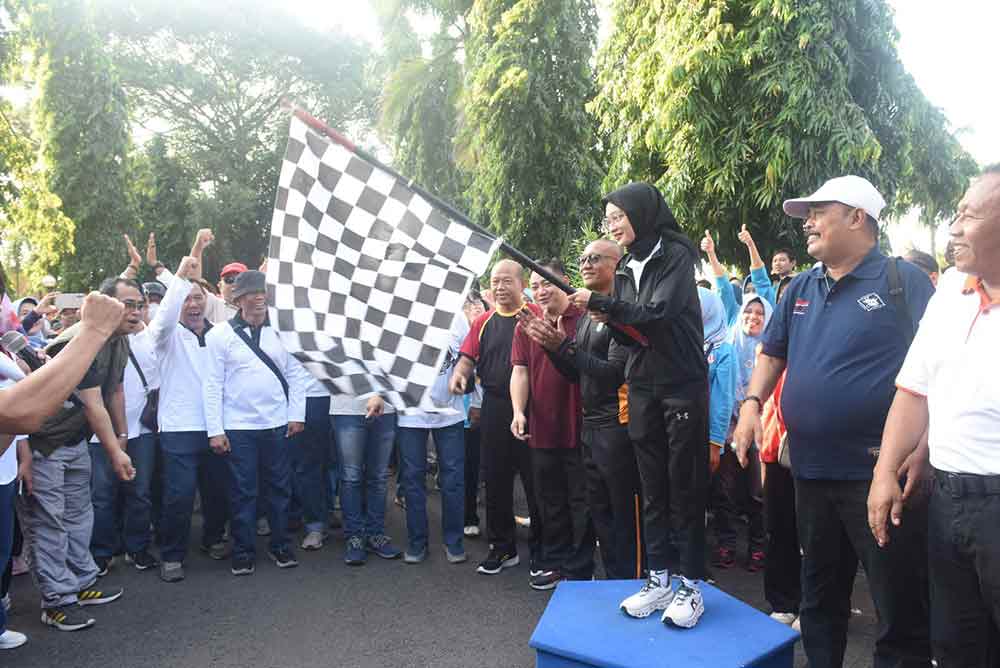 Wali Kota Kediri Vinanda Prameswati saat memberangkatkan Jalan Sehat. (Ist)