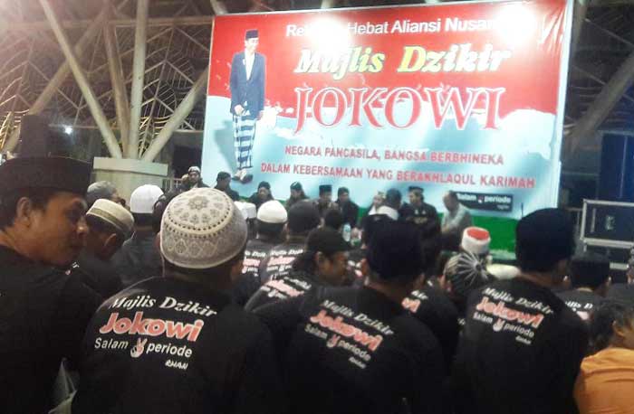 Ribuan massa Rehan saat menggelar doa bersama di WEP Gresik. foto: syuhud/bangsaonline