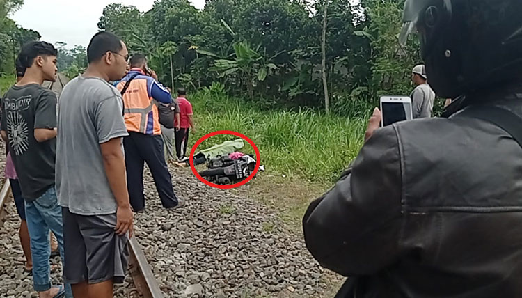 Sejumlah warga saat mendatangi korban kecelakaan kereta api di perlintasan kereta api tanpa palang pintu di Kelurahan Bence, Kecamatan Garum, Kabupaten Blitar.