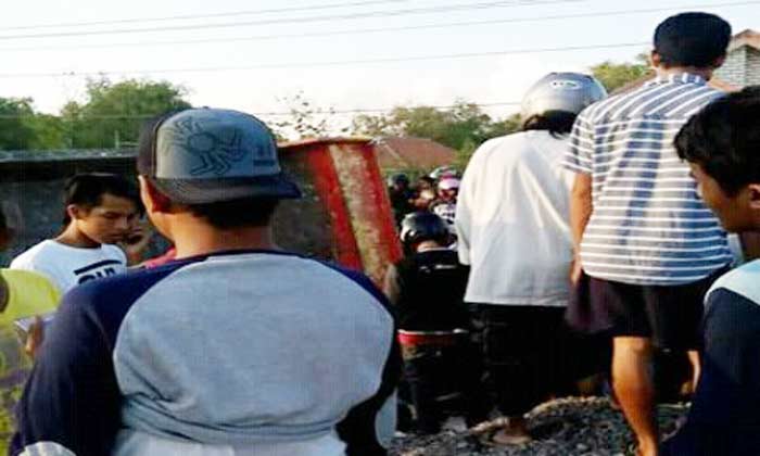 Terobos Halangan Petugas, Pengendara Motor Tewas Tertimpa Ðump Truk