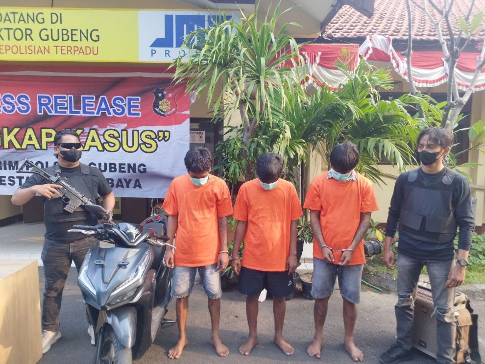 Ketiga tersangka saat dihadirkan di konferensi pers Polsek Gubeng
