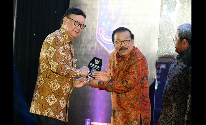 Gubernur Jatim Soekarwo menerima Penghargaan Leadership Award 2017 dan Inovative Goverment Award (IGA) 2017 dari Menteri Dalam Negeri Tjahjo Kumolo di Grand Sahid Jaya Hotel Jakarta.