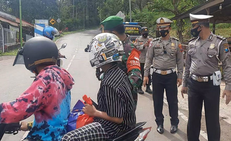 Satlantas Polresta Banyuwangi hingga saat ini masih memberlakukan pembatasan akses masuk di perbatasan Kabupaten Banyuwangi. (foto: ist)