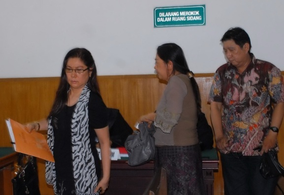 USAI SIDANG- Terdakwa tiga bersaudara saat disidang di PN Surabaya. foto: nur faishal/BangsaOnline

