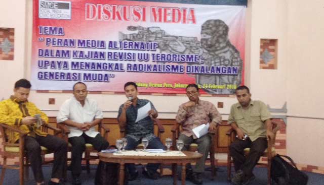 Hanafi Rais (paling kiri), Wakil Ketua Komisi I DPR saat menjadi pembicara dalam diskusi media tentang terorisme dan peran media altenatif di Hall Dewan Pers, Jakarta, Rabu (24/02/2016).