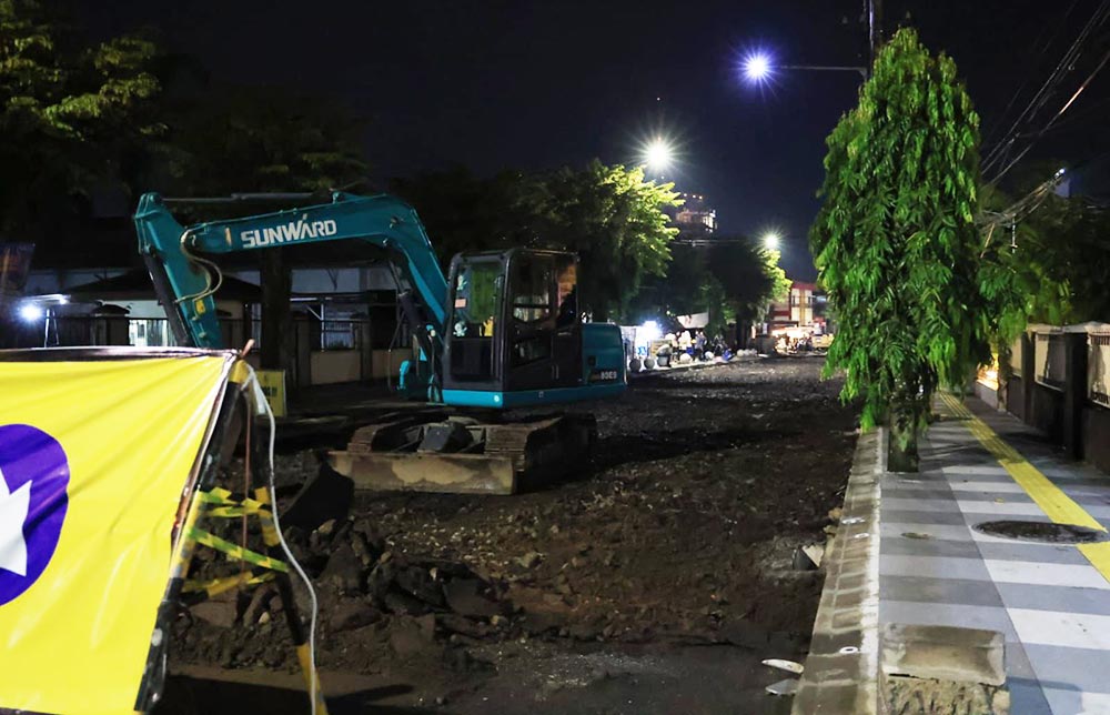 Alat berat saat meratakan lokasi yang akan dijadikan foodstreet.