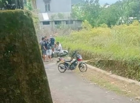 Tangkapan layar video amatir warga saat detik-detik penangkapan bandar sabu di Pasuruan