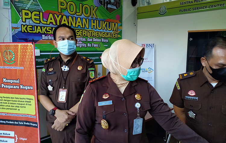 Darfiah, S.H., Kejari Trenggalek (tengah) didampingi Kasi Datun (kiri) dan Kasi Pidsus (kanan). (foto: HERMAN/ BANGSAONLINE)
