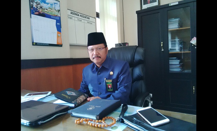Ketua PA Pacitan KH Taufiqurroham- persiapkan diri sebelum melangsungkan pernikahan. YUNIARDI SUTONDO/BANGSAONLINE