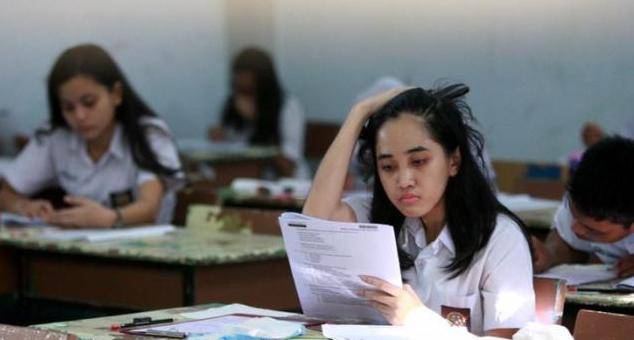 Salah seorang siswi sedang melaksanakan ujian nasional. foto: tribunnews