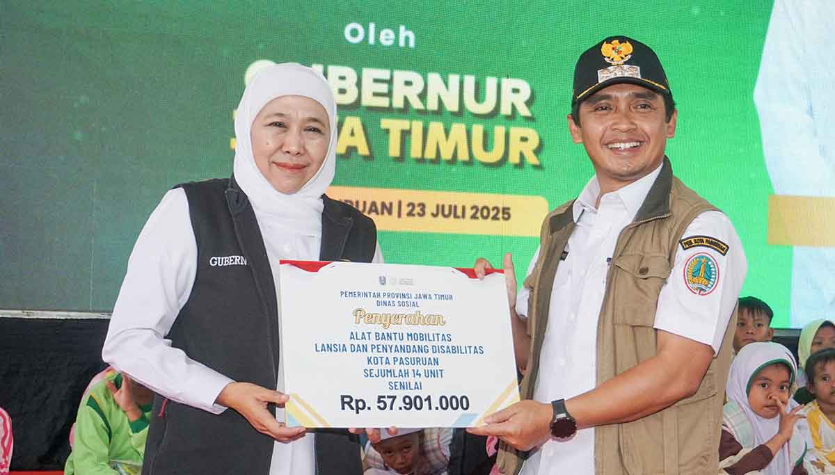Gubernur Khofifah saat menyalurkan bantuan sosial secara simbolis kepada Wali Kota Pasuruan, Adi Wibowo.