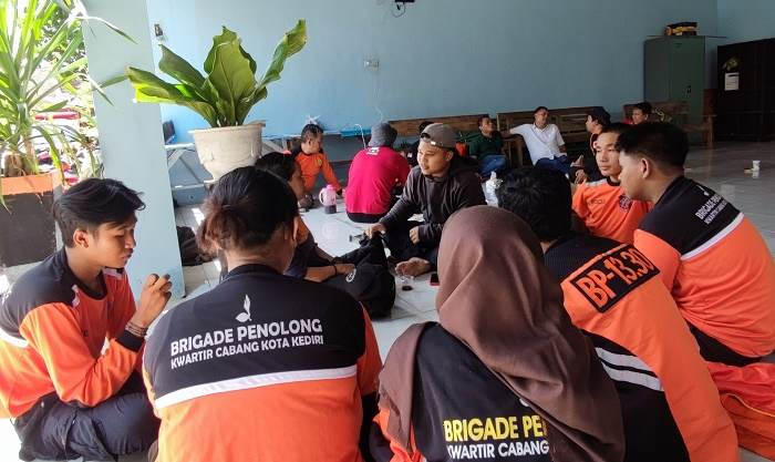 Para relawan sedang berkoordinasi di posko dan siap terjun membantu pencarian korban. Foto: MUJI HARJITA/ BANGSAONLINE