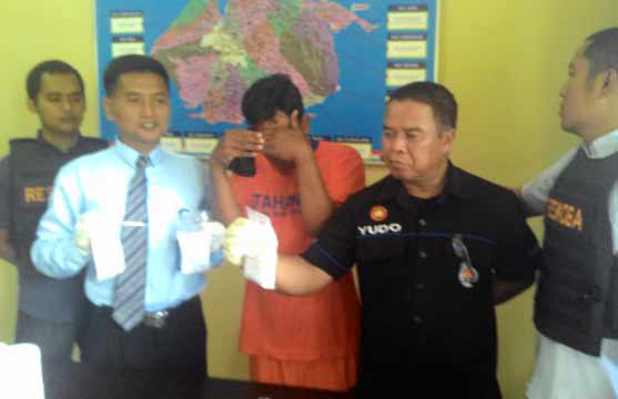 Tersangka berikut barang bukti saat digelar di Mapolres Kediri. (foto: dendi martoni/BANGSAONLINE)