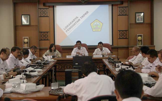 Wabup, Moh Qosim saat memimpin rapat kordinasi penanggulangan kemiskinan. foto: SYUHUD/ BANGSAONLINE