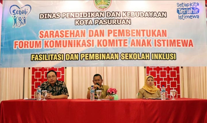 Sekretaris Daerah Kota Pasuruan Bahrul Ulum (tengah) saat membuka acara.