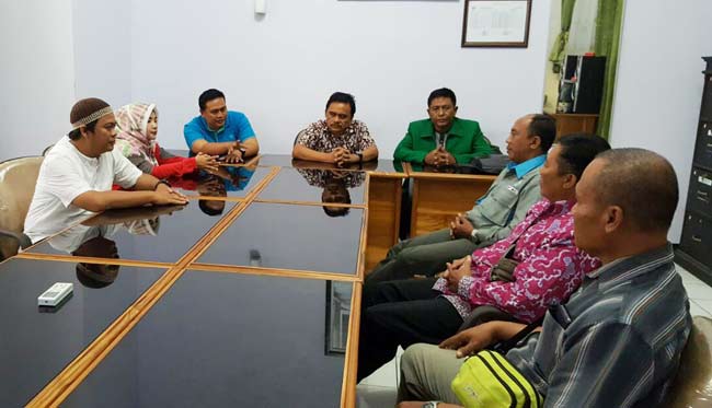 Tiga perwakilan karyawan Perusda Banongan Situbondo saat wadul ke Komisi II DPRD Situbondo. foto: MURSIDI/ BANGSAONLINE