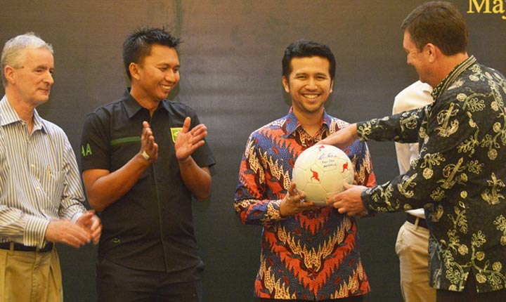 Wakil Gubernur Jatim, Emil Elestianto Dardak menyambut hangat hadirnya Tim Sepakbola U19 Negara Bagian Australia Barat “Gold Fields Men” di Jawa Timur dalam tandang melawan Persebaya Surabaya. foto: ist