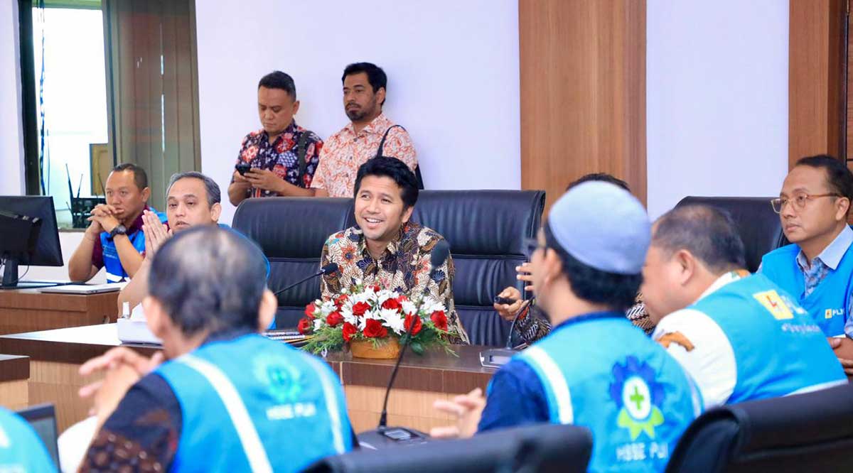 Wagub Jatim, Emil Dardak, saat kunjungan kerja ke PT PLN (Persero) Unit Induk Transmisi Jawa Bagian Timur dan Bali, serta Unit Pelaksana Pengatur Beban Jawa Timur di Sidoarjo.