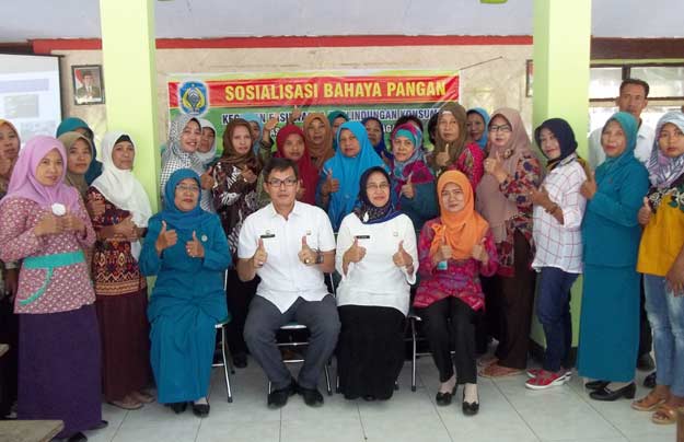 Kepala Disperindag Heni Rochtanti, Camat Kota Nganjuk, saat sesi foto bersama para peserta sosialisasi bahaya pangan. foto: BAMBANG DJ/ BANGSAONLINE
