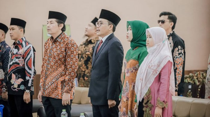 Bupati Pamekasan, Baddrut Tamam, saat menghadiri wisuda ke-2 STIE Masyarakat Madani.