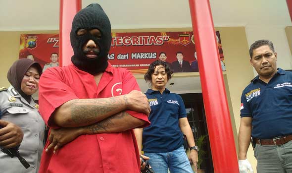 Tersangka saat di Mapolrestabes Surabaya. foto: ekoyono/ BANGSAONLINE