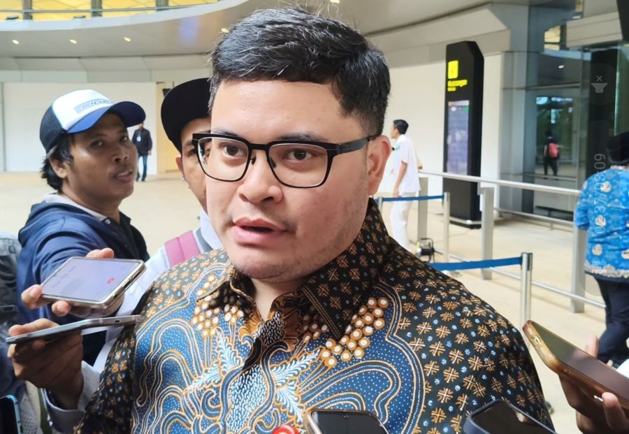 Bupati Kediri Hanindito Himawan Pramana saat memberi keterangan kepada wartawan.Foto: Muji Harjita/BANGSAONLINE 