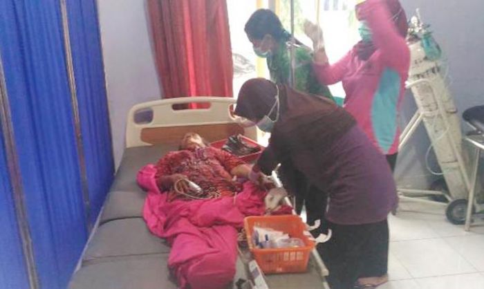 Korban Sumintuk saat menjalani perawatan petugas medis RSUD dr Subandi Jember.