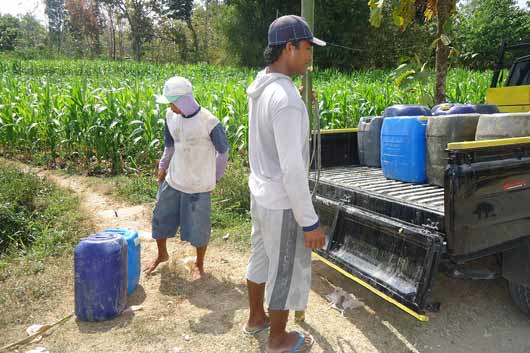 KEMARAU. Warga sekitar proyek migas Blok Cepu, Bojonegoro mengambil air dari HIPPAM yang berada di tengah sawah. Foto: Eky Nurhadi/BANGSAONLINE